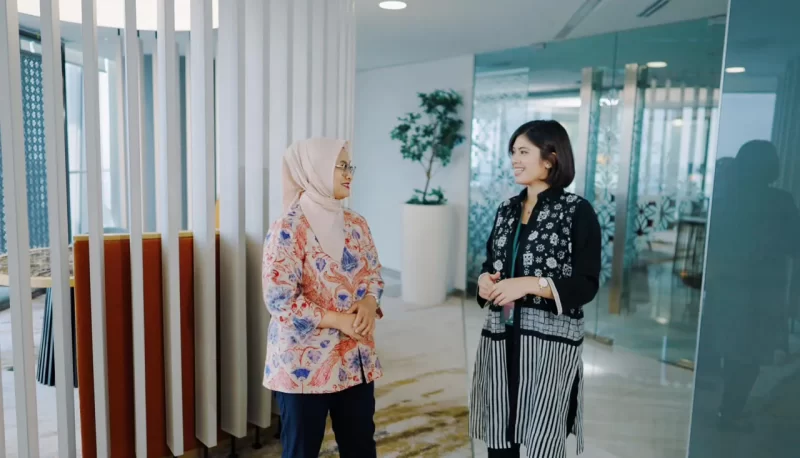 (paling kiri) Direktur Utama Telkom Dian Siswarini.