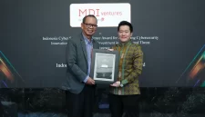 VP Corporate Communication & Strategy MDI Ventures Alvin Evander (paling kanan) mewakili MDI Ventures menerima penghargaan dalam ajang Indonesia Cyber Security Summit (ICSS) 2026, yang diselenggarakan Warta Ekonomi di Jakarta