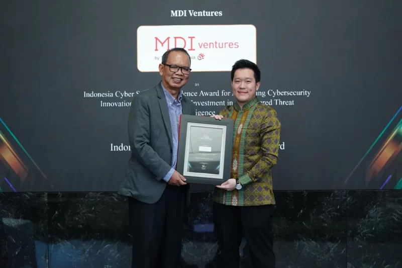 VP Corporate Communication & Strategy MDI Ventures Alvin Evander (paling kanan) mewakili MDI Ventures menerima penghargaan dalam ajang Indonesia Cyber Security Summit (ICSS) 2026, yang diselenggarakan Warta Ekonomi di Jakarta