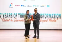 VP Enterprise Marketing & Growth Telkom Reni Yustiani menerima penghargaan “Business Impact & Industry Growth” untuk Telkom Solution dari Kabar Group Indonesia (KGI).