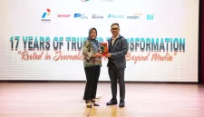VP Enterprise Marketing & Growth Telkom Reni Yustiani menerima penghargaan “Business Impact & Industry Growth” untuk Telkom Solution dari Kabar Group Indonesia (KGI).