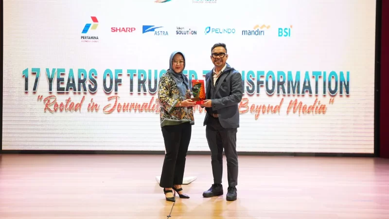 VP Enterprise Marketing & Growth Telkom Reni Yustiani menerima penghargaan “Business Impact & Industry Growth” untuk Telkom Solution dari Kabar Group Indonesia (KGI).
