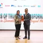 VP Enterprise Marketing & Growth Telkom Reni Yustiani menerima penghargaan “Business Impact & Industry Growth” untuk Telkom Solution dari Kabar Group Indonesia (KGI).