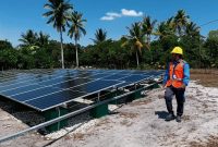 Petugas PLN melakukan pengecekan panel surya pada Pembangkit Listrik Tenaga Surya (PLTS) Pulau Rengit, Kabupaten Belitung, Kepulauan Bangka Belitung. PLTS Pulau Rengit menjadi bagian dari sistem energi hijau yang mendukung layanan listrik 24 jam bagi 44 kepala keluarga atau sekitar 200 jiwa, melalui pemanfaatan energi baru terbarukan.