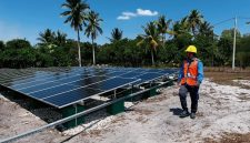 Petugas PLN melakukan pengecekan panel surya pada Pembangkit Listrik Tenaga Surya (PLTS) Pulau Rengit, Kabupaten Belitung, Kepulauan Bangka Belitung. PLTS Pulau Rengit menjadi bagian dari sistem energi hijau yang mendukung layanan listrik 24 jam bagi 44 kepala keluarga atau sekitar 200 jiwa, melalui pemanfaatan energi baru terbarukan.