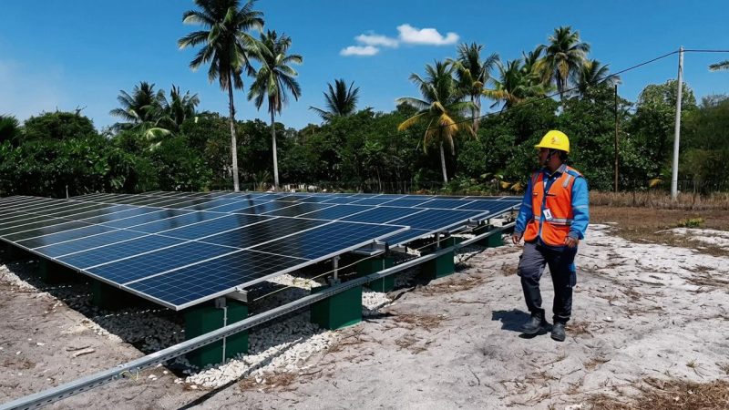 Petugas PLN melakukan pengecekan panel surya pada Pembangkit Listrik Tenaga Surya (PLTS) Pulau Rengit, Kabupaten Belitung, Kepulauan Bangka Belitung. PLTS Pulau Rengit menjadi bagian dari sistem energi hijau yang mendukung layanan listrik 24 jam bagi 44 kepala keluarga atau sekitar 200 jiwa, melalui pemanfaatan energi baru terbarukan.