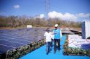 Menteri Energi dan Sumber Daya Mineral (ESDM), Bahlil Lahadalia (kiri) didampingi Direktur Jenderal Energi Baru, Terbarukan, dan Konservasi Energi (EBTKE), Eniya Listiani Dewi (belakang kiri), dan Direktur Utama PLN, Darmawan Prasodjo (kanan) saat meninjau lokasi pengembangan PLTS Gilimanuk di Jembrana, Bali (25/8).