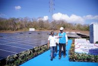 Menteri Energi dan Sumber Daya Mineral (ESDM), Bahlil Lahadalia (kiri) didampingi Direktur Jenderal Energi Baru, Terbarukan, dan Konservasi Energi (EBTKE), Eniya Listiani Dewi (belakang kiri), dan Direktur Utama PLN, Darmawan Prasodjo (kanan) saat meninjau lokasi pengembangan PLTS Gilimanuk di Jembrana, Bali (25/8).