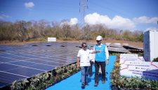 Menteri Energi dan Sumber Daya Mineral (ESDM), Bahlil Lahadalia (kiri) didampingi Direktur Jenderal Energi Baru, Terbarukan, dan Konservasi Energi (EBTKE), Eniya Listiani Dewi (belakang kiri), dan Direktur Utama PLN, Darmawan Prasodjo (kanan) saat meninjau lokasi pengembangan PLTS Gilimanuk di Jembrana, Bali (25/8).