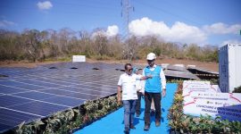 Menteri Energi dan Sumber Daya Mineral (ESDM), Bahlil Lahadalia (kiri) didampingi Direktur Jenderal Energi Baru, Terbarukan, dan Konservasi Energi (EBTKE), Eniya Listiani Dewi (belakang kiri), dan Direktur Utama PLN, Darmawan Prasodjo (kanan) saat meninjau lokasi pengembangan PLTS Gilimanuk di Jembrana, Bali (25/8).