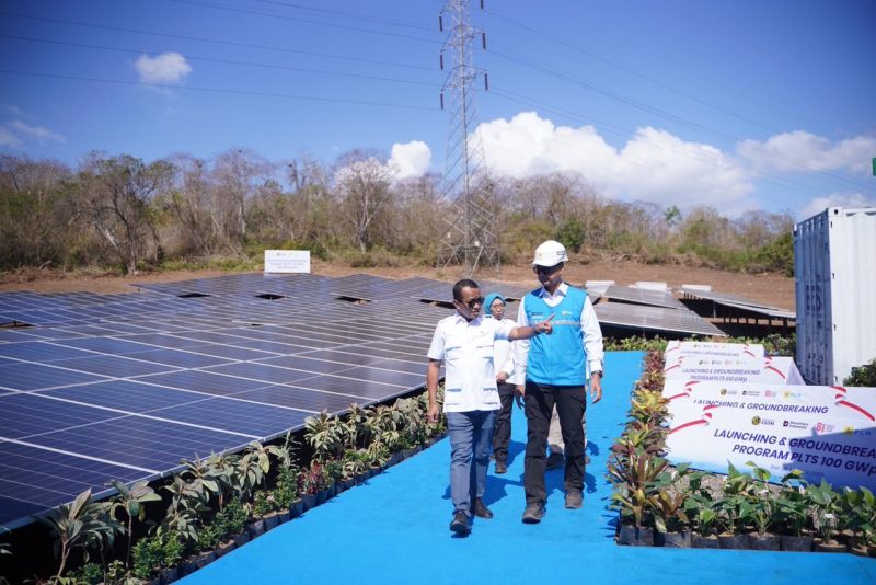 Menteri Energi dan Sumber Daya Mineral (ESDM), Bahlil Lahadalia (kiri) didampingi Direktur Jenderal Energi Baru, Terbarukan, dan Konservasi Energi (EBTKE), Eniya Listiani Dewi (belakang kiri), dan Direktur Utama PLN, Darmawan Prasodjo (kanan) saat meninjau lokasi pengembangan PLTS Gilimanuk di Jembrana, Bali (25/8).