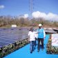 Menteri Energi dan Sumber Daya Mineral (ESDM), Bahlil Lahadalia (kiri) didampingi Direktur Jenderal Energi Baru, Terbarukan, dan Konservasi Energi (EBTKE), Eniya Listiani Dewi (belakang kiri), dan Direktur Utama PLN, Darmawan Prasodjo (kanan) saat meninjau lokasi pengembangan PLTS Gilimanuk di Jembrana, Bali (25/8).