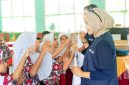 Siswa-siswi SD Balibunga ketika menyambut dengan antusias kehadiran para Relawan Bakti BUMN dalam kegiatan Relawan Mengajar sehingga menciptakan suasana belajar yang interaktif, hangat, dan penuh semangat.