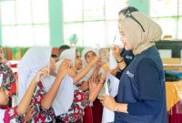 Siswa-siswi SD Balibunga ketika menyambut dengan antusias kehadiran para Relawan Bakti BUMN dalam kegiatan Relawan Mengajar sehingga menciptakan suasana belajar yang interaktif, hangat, dan penuh semangat.