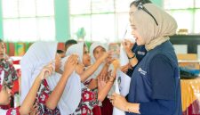 Siswa-siswi SD Balibunga ketika menyambut dengan antusias kehadiran para Relawan Bakti BUMN dalam kegiatan Relawan Mengajar sehingga menciptakan suasana belajar yang interaktif, hangat, dan penuh semangat.