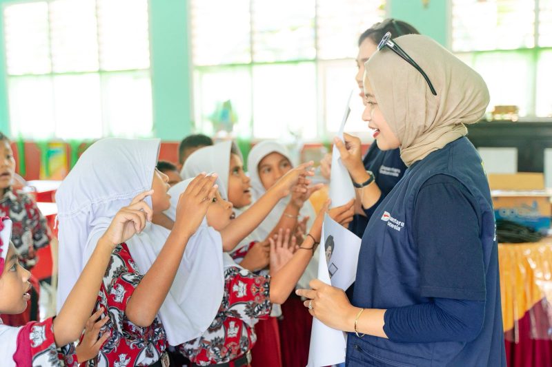 Siswa-siswi SD Balibunga ketika menyambut dengan antusias kehadiran para Relawan Bakti BUMN dalam kegiatan Relawan Mengajar sehingga menciptakan suasana belajar yang interaktif, hangat, dan penuh semangat.