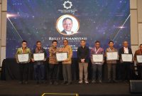 Wakil Gubernur Jawa Timur Emil Dardak (tiga dari kiri) saat menyerahkan piagam penghargaan kepada Direktur Utama PLN Nusantara Power Ruly Firmansyah (empat dari kanan). PLN Nusantara Power mendapatkan 2 penghargaan dari Mark Plus di bidang marketing. Sepanjang 2025, pendapatan bisnis turunan pembangkit milik PLN Nusantara Power bertumbuh dengan sehat, sementara pendapatan dari pasar luar negeri meningkat.