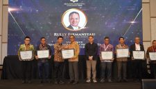 Wakil Gubernur Jawa Timur Emil Dardak (tiga dari kiri) saat menyerahkan piagam penghargaan kepada Direktur Utama PLN Nusantara Power Ruly Firmansyah (empat dari kanan). PLN Nusantara Power mendapatkan 2 penghargaan dari Mark Plus di bidang marketing. Sepanjang 2025, pendapatan bisnis turunan pembangkit milik PLN Nusantara Power bertumbuh dengan sehat, sementara pendapatan dari pasar luar negeri meningkat.