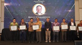 Wakil Gubernur Jawa Timur Emil Dardak (tiga dari kiri) saat menyerahkan piagam penghargaan kepada Direktur Utama PLN Nusantara Power Ruly Firmansyah (empat dari kanan). PLN Nusantara Power mendapatkan 2 penghargaan dari Mark Plus di bidang marketing. Sepanjang 2025, pendapatan bisnis turunan pembangkit milik PLN Nusantara Power bertumbuh dengan sehat, sementara pendapatan dari pasar luar negeri meningkat.