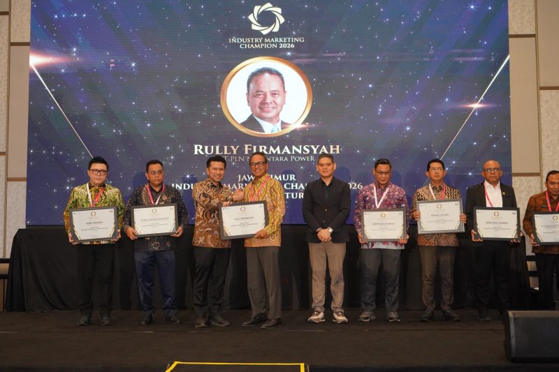 Wakil Gubernur Jawa Timur Emil Dardak (tiga dari kiri) saat menyerahkan piagam penghargaan kepada Direktur Utama PLN Nusantara Power Ruly Firmansyah (empat dari kanan). PLN Nusantara Power mendapatkan 2 penghargaan dari Mark Plus di bidang marketing. Sepanjang 2025, pendapatan bisnis turunan pembangkit milik PLN Nusantara Power bertumbuh dengan sehat, sementara pendapatan dari pasar luar negeri meningkat.