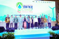 Direktur Biomassa PT PLN Energi Primer Indonesia (PLN EPI), Hokkop Situngkir bersama mitra strategis pada ajang The 12th IndoEBTKE ConEx 2026 di JIExpo Kemayoran.
