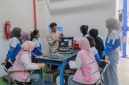 Mahasiswi Jurusan Otomotif Universitas Pendidikan Indonesia, Bandung, Jawa Barat, mengikuti pelatihan dan praktik sistem kerja alat konversi kendaraan listrik portable. Kegiatan ini memberikan pengalaman langsung bagi mahasiswi untuk mengenal proses konversi kendaraan berbahan bakar minyak menjadi kendaraan listrik sekaligus memahami teknologi kendaraan listrik secara lebih aplikatif.