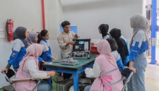 Mahasiswi Jurusan Otomotif Universitas Pendidikan Indonesia, Bandung, Jawa Barat, mengikuti pelatihan dan praktik sistem kerja alat konversi kendaraan listrik portable. Kegiatan ini memberikan pengalaman langsung bagi mahasiswi untuk mengenal proses konversi kendaraan berbahan bakar minyak menjadi kendaraan listrik sekaligus memahami teknologi kendaraan listrik secara lebih aplikatif.