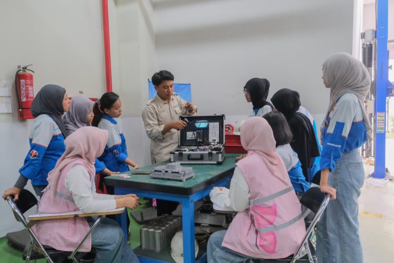 Mahasiswi Jurusan Otomotif Universitas Pendidikan Indonesia, Bandung, Jawa Barat, mengikuti pelatihan dan praktik sistem kerja alat konversi kendaraan listrik portable. Kegiatan ini memberikan pengalaman langsung bagi mahasiswi untuk mengenal proses konversi kendaraan berbahan bakar minyak menjadi kendaraan listrik sekaligus memahami teknologi kendaraan listrik secara lebih aplikatif.