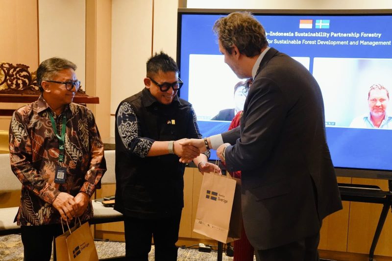 Direktur Biomassa PLN EPI, Hokkop Situngkir  menjadi panelis dalam Panel Discussion #1: Driving Sustainable Forest Development through Biomass and Resilient Forest Management, bagian dari Sweden-Indonesia Sustainability Partnership (SISP) Forestry Industry Session di Park Hyatt Jakarta, Selasa (8/9).