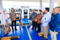Wakil Direktur PLN, Yusuf Didi Setiarto (keempat dari kanan) menyampaikan, pengembangan ekosistem kendaraan listrik membutuhkan kolaborasi dengan berbagai pihak. Karena itu, PLN terus membuka ruang kerja sama dengan mitra untuk memperluas infrastruktur sekaligus meningkatkan kualitas layanan SPKLU di berbagai wilayah.