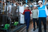 Direktur Utama PLN, Darmawan Prasodjo (kanan), CEO Bosowa Corporindo, Subhan Aksa (tengah), dan GM PLTU Jeneponto, Albery Hadith Pramono (kiri) ketika meninjau percepatan perbaikan Pembangkit Listrik Tenaga Uap (PLTU) Jeneponto di Sulawesi Selatan, Senin (14/9).