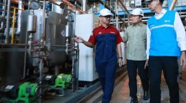 Direktur Utama PLN, Darmawan Prasodjo (kanan), CEO Bosowa Corporindo, Subhan Aksa (tengah), dan GM PLTU Jeneponto, Albery Hadith Pramono (kiri) ketika meninjau percepatan perbaikan Pembangkit Listrik Tenaga Uap (PLTU) Jeneponto di Sulawesi Selatan, Senin (14/9).