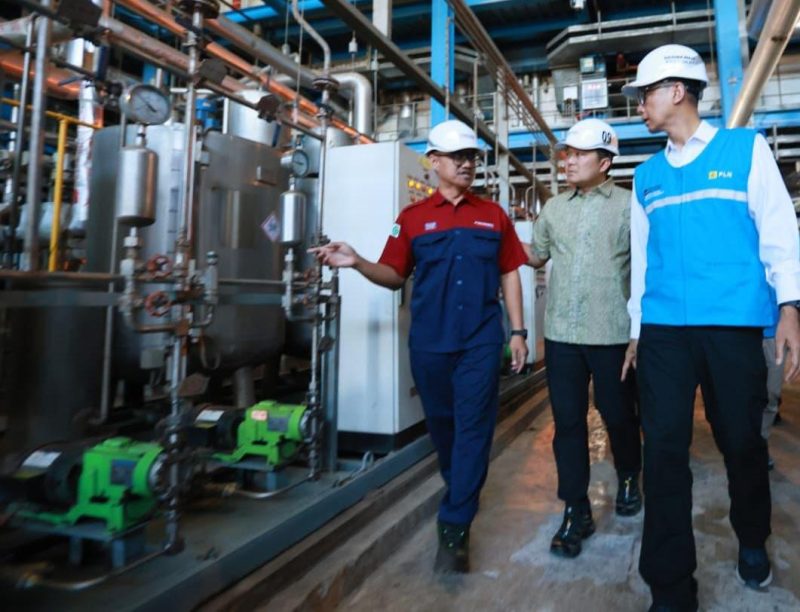 Direktur Utama PLN, Darmawan Prasodjo (kanan), CEO Bosowa Corporindo, Subhan Aksa (tengah), dan GM PLTU Jeneponto, Albery Hadith Pramono (kiri) ketika meninjau percepatan perbaikan Pembangkit Listrik Tenaga Uap (PLTU) Jeneponto di Sulawesi Selatan, Senin (14/9).