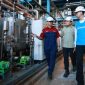 Direktur Utama PLN, Darmawan Prasodjo (kanan), CEO Bosowa Corporindo, Subhan Aksa (tengah), dan GM PLTU Jeneponto, Albery Hadith Pramono (kiri) ketika meninjau percepatan perbaikan Pembangkit Listrik Tenaga Uap (PLTU) Jeneponto di Sulawesi Selatan, Senin (14/9).