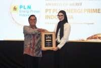 Kiri Ke Kanan : Sekper PLN EPI menerima penghargaan Award of Merit pada kategori Impactful Public Relations Awards (IMPRA), subkategori Best Media Relations, melalui program “Gas Kita (Gasifikasi untuk Kita): Satukan Cerita, Gerakkan Transisi Energi”. Penghargaan diberikan oleh Angkie Yudistia selaku Board Members Representative IABC Awards.