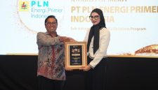 Kiri Ke Kanan : Sekper PLN EPI menerima penghargaan Award of Merit pada kategori Impactful Public Relations Awards (IMPRA), subkategori Best Media Relations, melalui program “Gas Kita (Gasifikasi untuk Kita): Satukan Cerita, Gerakkan Transisi Energi”. Penghargaan diberikan oleh Angkie Yudistia selaku Board Members Representative IABC Awards.