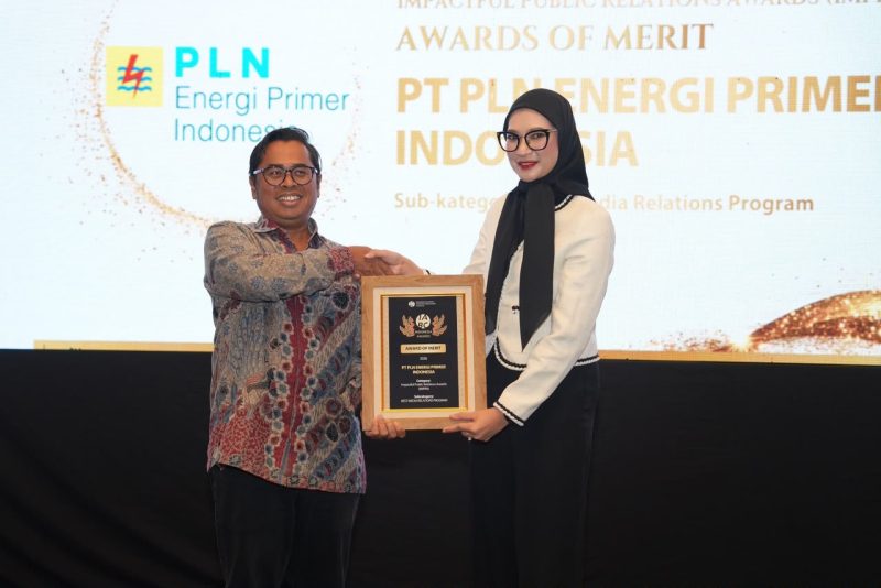 Kiri Ke Kanan : Sekper PLN EPI menerima penghargaan Award of Merit pada kategori Impactful Public Relations Awards (IMPRA), subkategori Best Media Relations, melalui program “Gas Kita (Gasifikasi untuk Kita): Satukan Cerita, Gerakkan Transisi Energi”. Penghargaan diberikan oleh Angkie Yudistia selaku Board Members Representative IABC Awards.