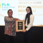 Kiri Ke Kanan : Sekper PLN EPI menerima penghargaan Award of Merit pada kategori Impactful Public Relations Awards (IMPRA), subkategori Best Media Relations, melalui program “Gas Kita (Gasifikasi untuk Kita): Satukan Cerita, Gerakkan Transisi Energi”. Penghargaan diberikan oleh Angkie Yudistia selaku Board Members Representative IABC Awards.