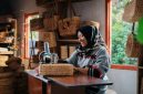 Seorang pengrajin dalam program inovasi sosial PLN Nusantara Power  Cirata Geulis (Generating Sustainability for Livelihood Resilience) tengah menjahit tas yang dibuat dari eceng gondok. Inovasi  yang meraih penghargaan Gold dalam ENSIA 2026 ini menjadi salah satu contoh bagaimana keberadaan pembangkit dapat berjalan beriringan dengan upaya memperkuat ketahanan penghidupan masyarakat di sekitarnya.