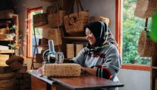 Seorang pengrajin dalam program inovasi sosial PLN Nusantara Power  Cirata Geulis (Generating Sustainability for Livelihood Resilience) tengah menjahit tas yang dibuat dari eceng gondok. Inovasi  yang meraih penghargaan Gold dalam ENSIA 2026 ini menjadi salah satu contoh bagaimana keberadaan pembangkit dapat berjalan beriringan dengan upaya memperkuat ketahanan penghidupan masyarakat di sekitarnya.