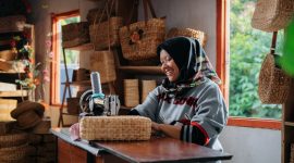 Seorang pengrajin dalam program inovasi sosial PLN Nusantara Power  Cirata Geulis (Generating Sustainability for Livelihood Resilience) tengah menjahit tas yang dibuat dari eceng gondok. Inovasi  yang meraih penghargaan Gold dalam ENSIA 2026 ini menjadi salah satu contoh bagaimana keberadaan pembangkit dapat berjalan beriringan dengan upaya memperkuat ketahanan penghidupan masyarakat di sekitarnya.