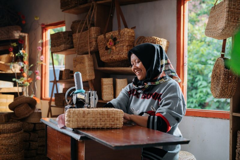Seorang pengrajin dalam program inovasi sosial PLN Nusantara Power  Cirata Geulis (Generating Sustainability for Livelihood Resilience) tengah menjahit tas yang dibuat dari eceng gondok. Inovasi  yang meraih penghargaan Gold dalam ENSIA 2026 ini menjadi salah satu contoh bagaimana keberadaan pembangkit dapat berjalan beriringan dengan upaya memperkuat ketahanan penghidupan masyarakat di sekitarnya.