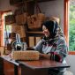 Seorang pengrajin dalam program inovasi sosial PLN Nusantara Power  Cirata Geulis (Generating Sustainability for Livelihood Resilience) tengah menjahit tas yang dibuat dari eceng gondok. Inovasi  yang meraih penghargaan Gold dalam ENSIA 2026 ini menjadi salah satu contoh bagaimana keberadaan pembangkit dapat berjalan beriringan dengan upaya memperkuat ketahanan penghidupan masyarakat di sekitarnya.
