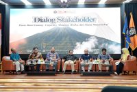 Suasana acara Dialog Stakeholder Panas Bumi Gunung Ungaran di Fakultas Ilmu Sosial dan Ilmu Politik Undip pada Kamis (17/9) yang menghadirkan narasumber Wakil Ketua Komisi XII DPR RI, Sugeng Suparwoto (keempat dari kiri), Direktur Panas Bumi, Direktorat Jenderal Energi Baru Terbarukan dan Konservasi Energi, Kementerian ESDM, Priatin Hadi Wijaya (ketiga dari kiri), Executive Vice President Manajemen Panas Bumi PLN, John Rembet (kedua dari kiri), Ahli Geothermal Departemen Fisika Fakultas Sains dan Matematika Undip, Agus Setyawan (ketiga dari kanan), Pakar Cagar Budaya Fakultas Ilmu Budaya Undip, Eko Punto Hendro (kiri), Direktur Eksekutif Walhi Jawa Tengah, Fahmi Bastian (kedua dari kanan) dengan moderator Dosen Departemen Politik dan Ilmu Pemerintahan Fakultas Ilmu Sosial dan Ilmu Politik Undip, Dyah Ermawati (kanan).