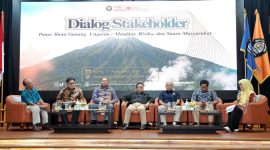 Suasana acara Dialog Stakeholder Panas Bumi Gunung Ungaran di Fakultas Ilmu Sosial dan Ilmu Politik Undip pada Kamis (17/9) yang menghadirkan narasumber Wakil Ketua Komisi XII DPR RI, Sugeng Suparwoto (keempat dari kiri), Direktur Panas Bumi, Direktorat Jenderal Energi Baru Terbarukan dan Konservasi Energi, Kementerian ESDM, Priatin Hadi Wijaya (ketiga dari kiri), Executive Vice President Manajemen Panas Bumi PLN, John Rembet (kedua dari kiri), Ahli Geothermal Departemen Fisika Fakultas Sains dan Matematika Undip, Agus Setyawan (ketiga dari kanan), Pakar Cagar Budaya Fakultas Ilmu Budaya Undip, Eko Punto Hendro (kiri), Direktur Eksekutif Walhi Jawa Tengah, Fahmi Bastian (kedua dari kanan) dengan moderator Dosen Departemen Politik dan Ilmu Pemerintahan Fakultas Ilmu Sosial dan Ilmu Politik Undip, Dyah Ermawati (kanan).