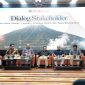 Suasana acara Dialog Stakeholder Panas Bumi Gunung Ungaran di Fakultas Ilmu Sosial dan Ilmu Politik Undip pada Kamis (17/9) yang menghadirkan narasumber Wakil Ketua Komisi XII DPR RI, Sugeng Suparwoto (keempat dari kiri), Direktur Panas Bumi, Direktorat Jenderal Energi Baru Terbarukan dan Konservasi Energi, Kementerian ESDM, Priatin Hadi Wijaya (ketiga dari kiri), Executive Vice President Manajemen Panas Bumi PLN, John Rembet (kedua dari kiri), Ahli Geothermal Departemen Fisika Fakultas Sains dan Matematika Undip, Agus Setyawan (ketiga dari kanan), Pakar Cagar Budaya Fakultas Ilmu Budaya Undip, Eko Punto Hendro (kiri), Direktur Eksekutif Walhi Jawa Tengah, Fahmi Bastian (kedua dari kanan) dengan moderator Dosen Departemen Politik dan Ilmu Pemerintahan Fakultas Ilmu Sosial dan Ilmu Politik Undip, Dyah Ermawati (kanan).