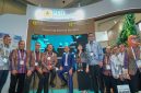 Menteri Energi dan Sumber Daya Mineral (ESDM) Bahlil Lahadila (lima dari kiri), Wakil Menteri Pendidikan Tinggi, Sains, dan Teknologi Stella Christie (enam dari kanan), Direktur Utama PT PLN (Persero) Darmawan Prasodjo (tiga dari kanan), Direktur Distribusi PT PLN (Persero) Arsyadany G. Akmalaputri (kanan),  bersama dengan jajaran direksi dan komisaris PT PLN Nusantara Power saat berfoto di depan booth PLN Nusantara Power pada gelaran Electricity Connect 2026 di ICE BSD.