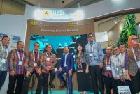 Menteri Energi dan Sumber Daya Mineral (ESDM) Bahlil Lahadila (lima dari kiri), Wakil Menteri Pendidikan Tinggi, Sains, dan Teknologi Stella Christie (enam dari kanan), Direktur Utama PT PLN (Persero) Darmawan Prasodjo (tiga dari kanan), Direktur Distribusi PT PLN (Persero) Arsyadany G. Akmalaputri (kanan),  bersama dengan jajaran direksi dan komisaris PT PLN Nusantara Power saat berfoto di depan booth PLN Nusantara Power pada gelaran Electricity Connect 2026 di ICE BSD.