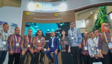 Menteri Energi dan Sumber Daya Mineral (ESDM) Bahlil Lahadila (lima dari kiri), Wakil Menteri Pendidikan Tinggi, Sains, dan Teknologi Stella Christie (enam dari kanan), Direktur Utama PT PLN (Persero) Darmawan Prasodjo (tiga dari kanan), Direktur Distribusi PT PLN (Persero) Arsyadany G. Akmalaputri (kanan), bersama dengan jajaran direksi dan komisaris PT PLN Nusantara Power saat berfoto di depan booth PLN Nusantara Power pada gelaran Electricity Connect 2026 di ICE BSD.