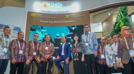 Menteri Energi dan Sumber Daya Mineral (ESDM) Bahlil Lahadila (lima dari kiri), Wakil Menteri Pendidikan Tinggi, Sains, dan Teknologi Stella Christie (enam dari kanan), Direktur Utama PT PLN (Persero) Darmawan Prasodjo (tiga dari kanan), Direktur Distribusi PT PLN (Persero) Arsyadany G. Akmalaputri (kanan),  bersama dengan jajaran direksi dan komisaris PT PLN Nusantara Power saat berfoto di depan booth PLN Nusantara Power pada gelaran Electricity Connect 2026 di ICE BSD.